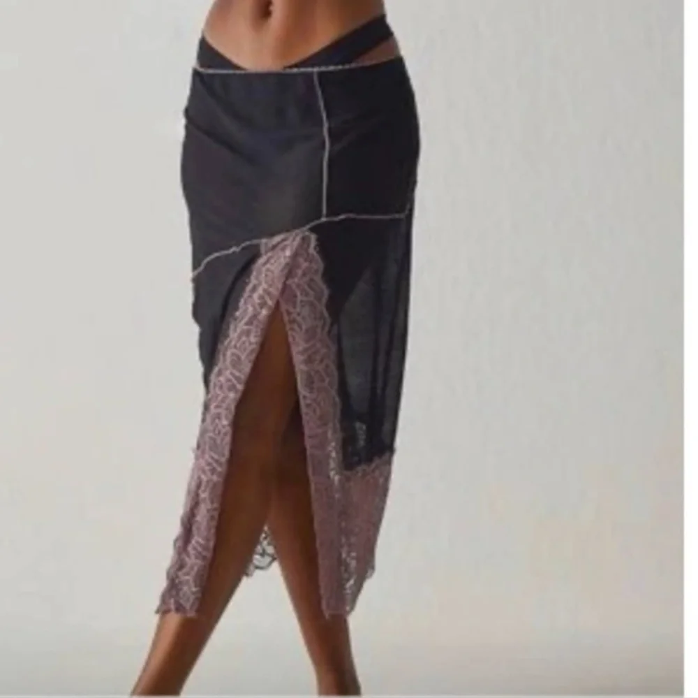 Free people skirt lace trim with a side slit NWOT XS and Small